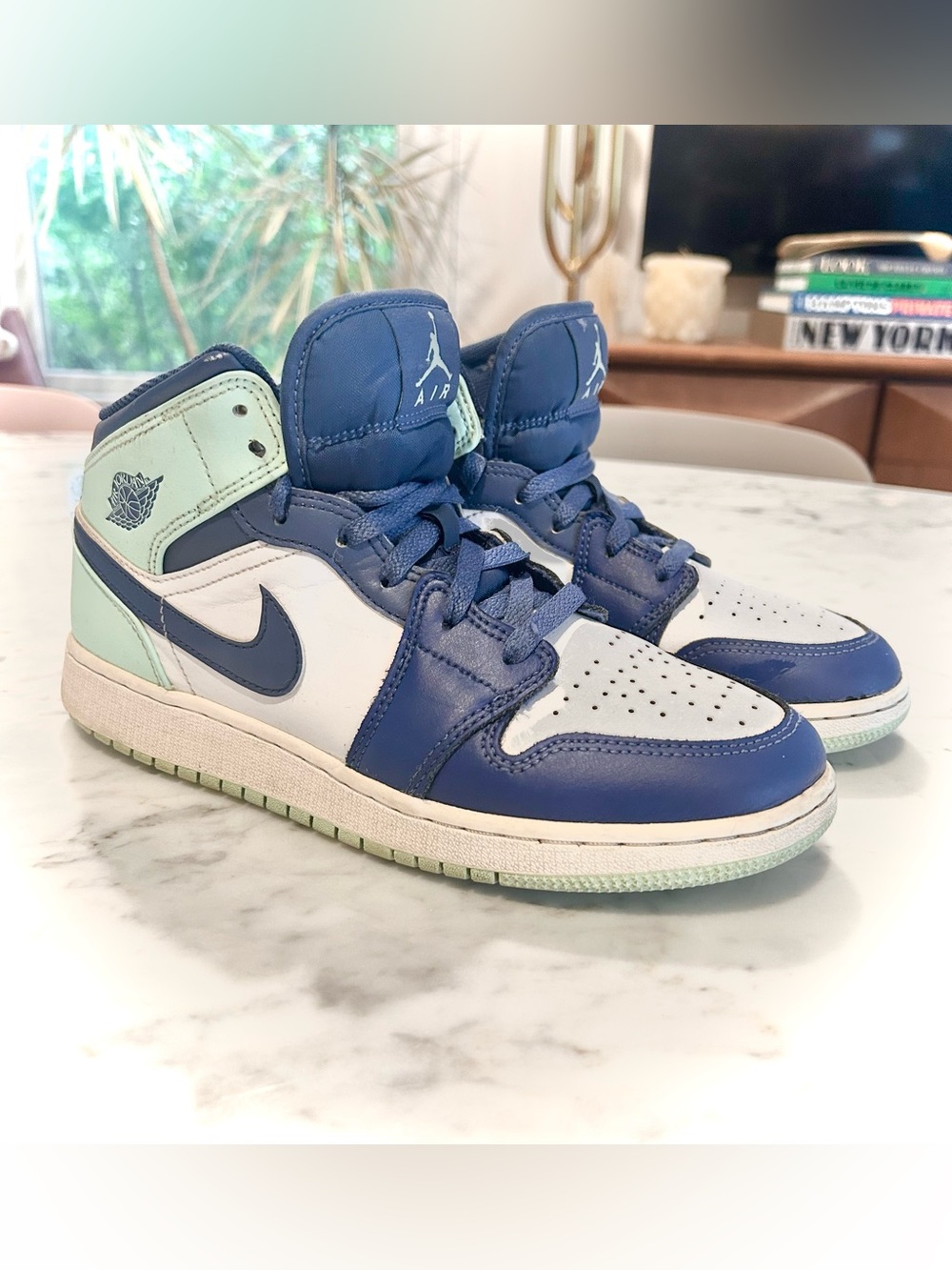 Jordan 1 mid-hi youth sz 7 - big kids